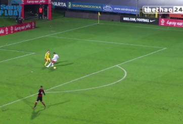 VIDEO: Pha xỏ háng khó tin của 'Manuel Neuer' mới với tiền đạo đối phương