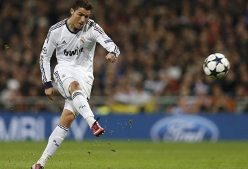 VIDEO: Cú sút bóng dũng mãnh làm... vỡ mặt 2 cô gái trên khán đài