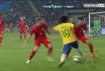 VIDEO: Sao Brazil tái hiện tuyệt kỹ Flip Flap của Ronaldinho