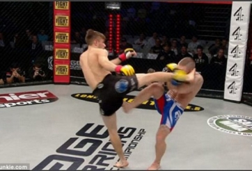 VIDEO UFC: Cú đá cực mạnh khiến đối thủ gãy tay của Nathaniel Wood