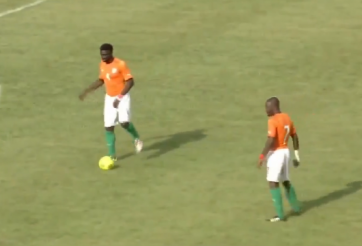 VIDEO: Pha câu giờ lộ liễu phản cảm của các cầu thủ Bờ Biển Ngà