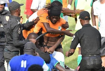 VIDEO: Cảnh tượng hỗn loạn trong trận Bờ Biển Ngà gặp Cameroon