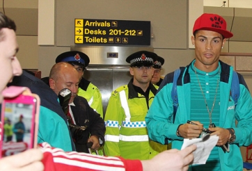 VIDEO: Hình ảnh Ronaldo đầy thân thiện với fan khi trở lại Old Trafford