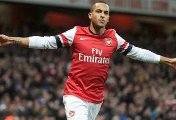 Theo Walcott lỡ trận đại chiến với Man Utd