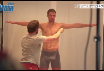 VIDEO: Neuer diện nội y khoe dáng chuẩn chẳng kém gì Ronaldo