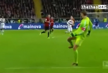 VIDEO: Neuer tự tin lừa bóng, tranh chấp tay đôi với tiền đạo đối phương