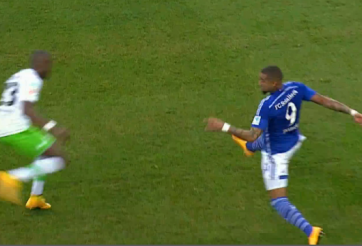 VIDEO: Pha kiến tạo không cần nhìn của Kevin Boateng