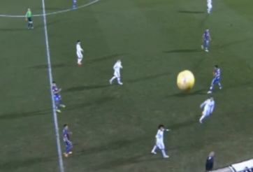 VIDEO: Ramos phá bóng, tiện thể phá luôn camera tivi trên sân