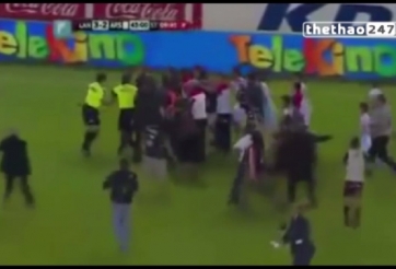 VIDEO: Bù giờ 5 phút thành 9 phút, trọng tài bị quây đánh hội đồng