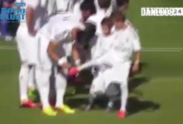 VIDEO: Ronaldo ký tặng vào giầy cho CĐV nhí