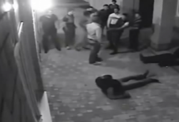 Video võ thuật: 3 tên côn đồ bị knock out vì trêu nhầm vợ võ sỹ