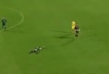 VIDEO: Bắt chước Neuer lên làm tiền vệ, thủ môn nhận trái đắng