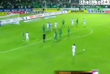 VIDEO: Ronaldinho không thể ghi bàn dù 5 lần đá phạt trực tiếp trong 1 trận