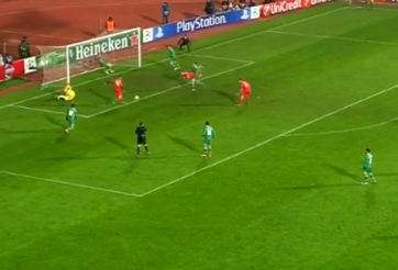 VIDEO: Henderson sút bóng lên trời khi chỉ cách khung thành có ...5m