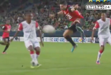 VIDEO: Siêu phẩm đánh gót thành bàn 'phiêu' nhất trong lịch sử bóng đá