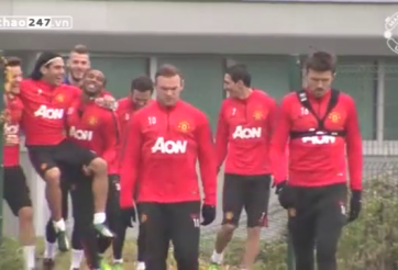 VIDEO: Trở lại tập luyện, Falcao tươi cười cùng HLV van Gaal và đồng đội