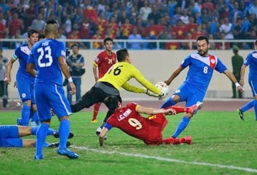 VIDEO: Phut 30' - Tình huống Công Vinh bị hậu vệ đội bạn kéo ngã trong vòng cấm