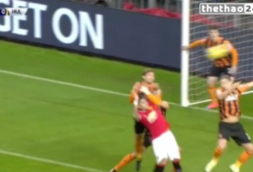 VIDEO: Davies dùng tay cản bóng trong vòng cấm của Hull City