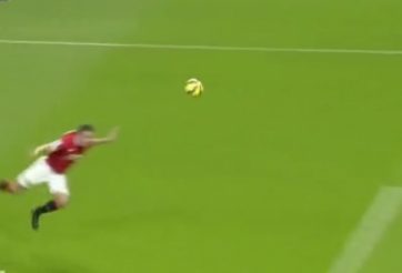 VIDEO: Van Persie suýt tái hiện siêu phẩm tại World Cup 2014