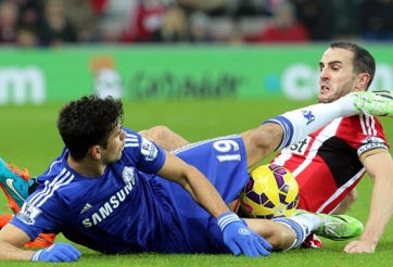 VIDEO: Costa trả đũa sự kèm cặp quá chặt của John O'shea