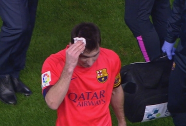 VIDEO: Messi lĩnh trọn chai nước khi đang ăn mừng bàn thắng của Busquets