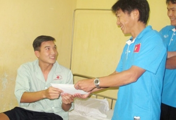 HLV Miura thăm và động viên Duy Khánh trước khi lên đường sang Malaysia