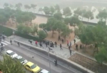 VIDEO: Ẩu đả dữ dội giữa hai nhóm fan một CĐV thiệt mạng