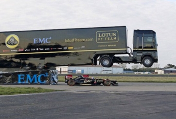 VIDEO: Khó tin pha lách qua gầm xe container của xe đua F1