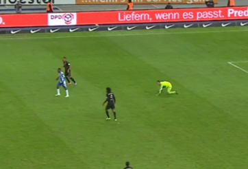 VIDEO: Neuer lại bỏ khung thành ra ngoài làm hậu vệ