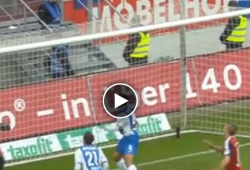 VIDEO: Pha bóng đen đủi nhất năm - 'làm xiếc' với xà ngang