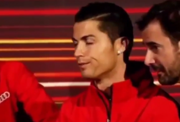 Ronaldo khó chịu ra mặt khi phải ngồi cùng Chicharito