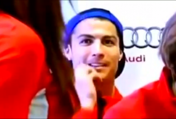 VIDEO: Ronaldo nhìn đắm đuối cô gái phục vụ của hãng xe Audi