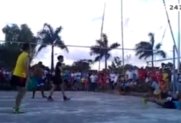 VIDEO: 'Thánh' bóng chuyền đánh độ 1 chấp 3 ở Việt Nam