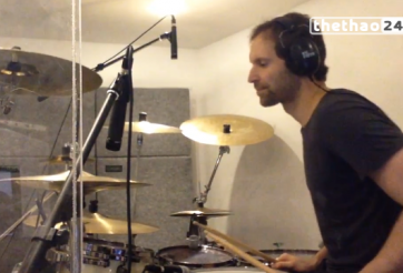VIDEO: Petr Cech lại gây sốt với bản drum cover Best of You của Foo Fighter