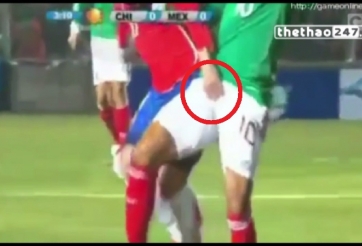 VIDEO: Cầu thủ Mexico quằn quại sau khi bị ''sàm sỡ'' trên sân bóng