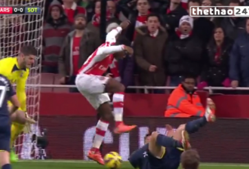 VIDEO: Welbeck nhận bóng và giật gót tuyệt đẹp ... ra ngoài khung thành