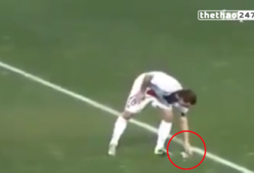 VIDEO: Bị CĐV ném đậu phộng, Ibrahimovic nhặt ăn ngon lành