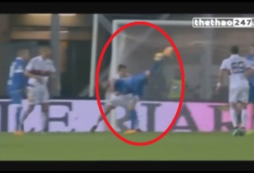 VIDEO: Màn tái hiện pha ghi bàn theo tư thế bọ cạp của Ibrahimovic