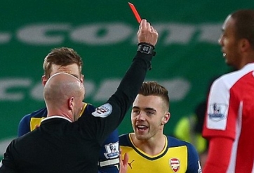 VIDEO: Phút 78' -  Chambers nhận thẻ vàng thứ 2 rời sân