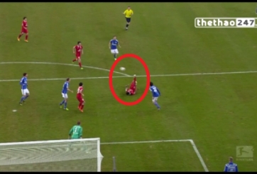 VIDEO: Sao Bundesliga có pha bỏ lỡ đáng tiếc nhất ở tư thế ...nằm