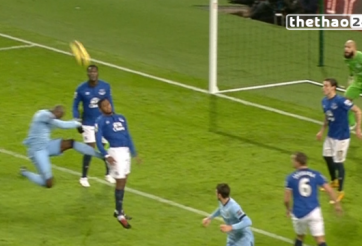 VIDEO: Pha kung-fu, bỏ bóng đạp người của Mangala với Eto'o