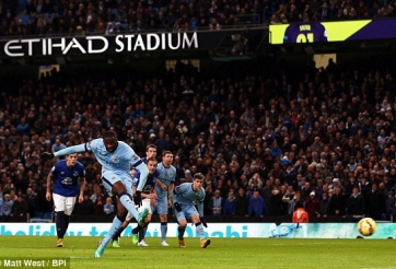 VIDEO: Cú penalty gây tranh cãi mà ManCity được hưởng trước Everton