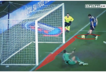 VIDEO: Pha đệm bóng cắt mặt khung thành từ khoảng cách... 1m