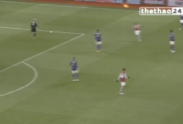 VIDEO: Kasper Schmeichel lừa bóng tinh tế qua hai tiền đạo Aston Villa