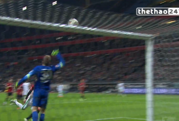 VIDEO: Trận đấu mà có tới 6 lần bóng tìm đến xà ngang và cột dọc