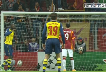 VIDEO hài hước: Sanogo kinh hoàng khi thấy Ramsey sút cháy lưới Galatasaray