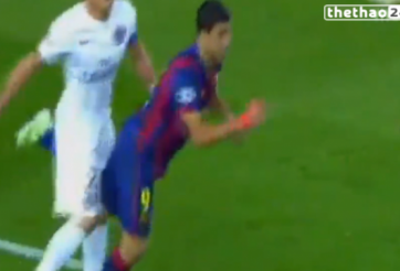 VIDEO: Không tranh được bóng với Thiago Silva, Suarez chơi đá hậu như ngựa