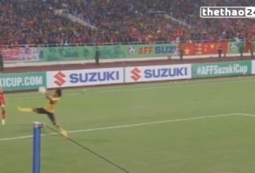 VIDEO: Pha dùng tay cản bóng của cầu thủ Malaysia trong vòng cấm