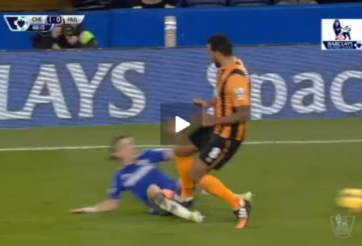 VIDEO: Phút 60' - Tình huống Huddlestone phải nhận thẻ đỏ