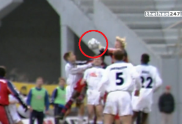 VIDEO: Thủ thành Oliver Kahn nhận thẻ đỏ vì... dùng tay ghi bàn
